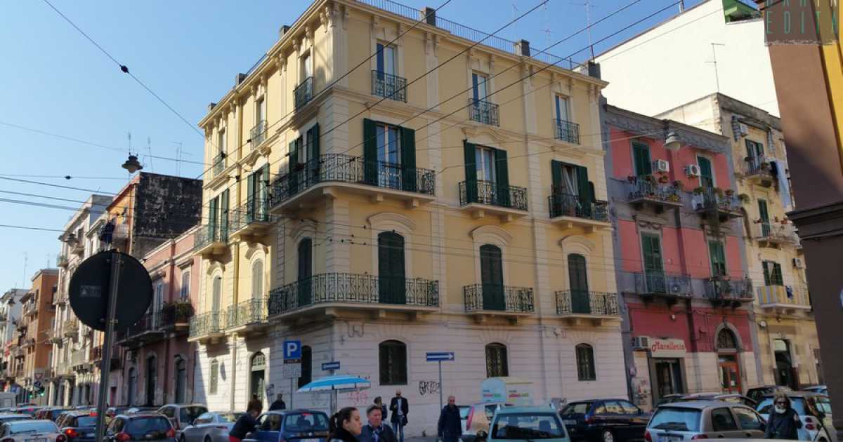 Bari, finestre che si aprono da sole e strani odori: i misteri del disabitato Palazzo Rava